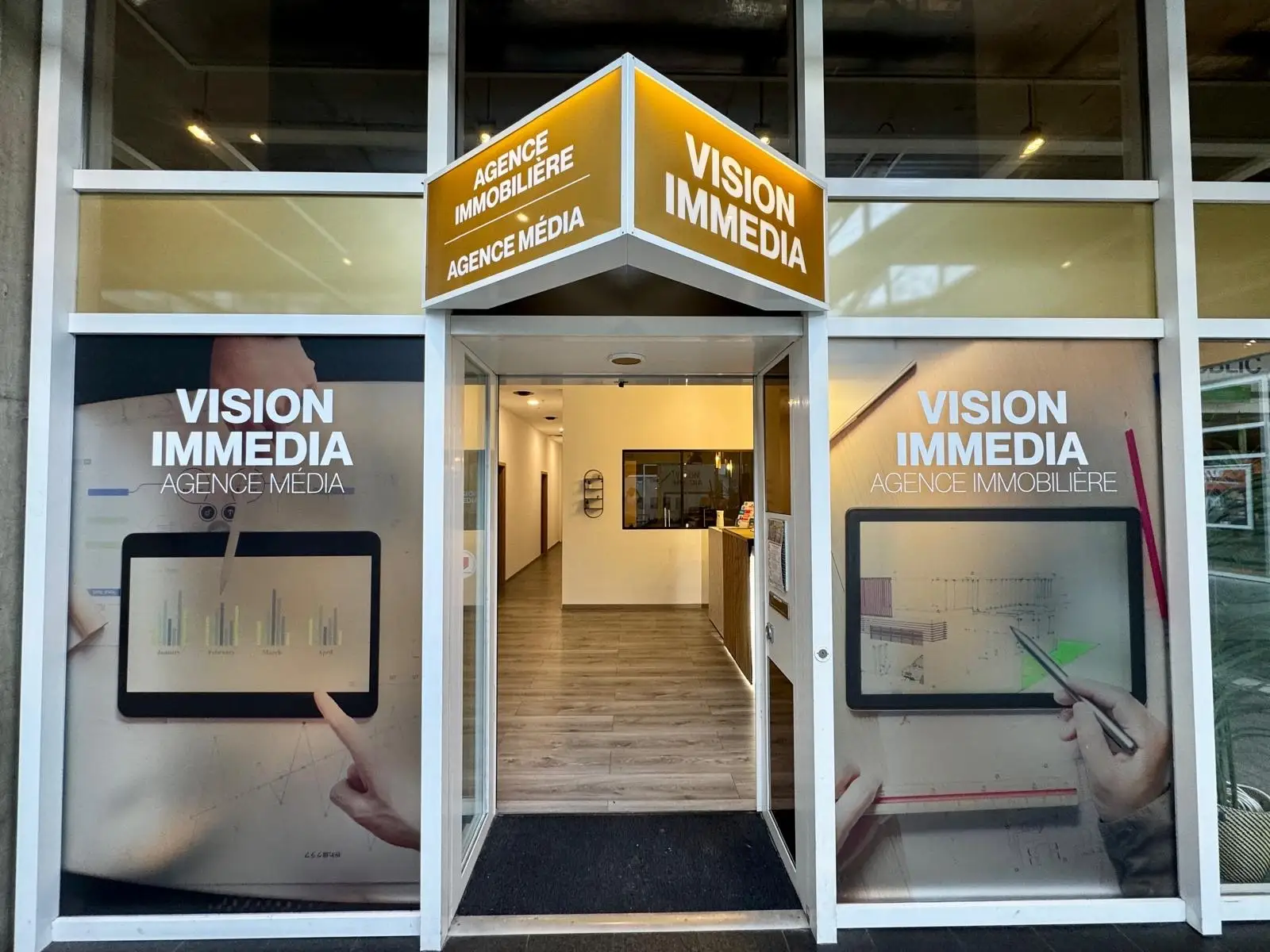 L’entrée de l’agence Vision Immedia, Avenue Ritz à Sion, vue depuis la rue