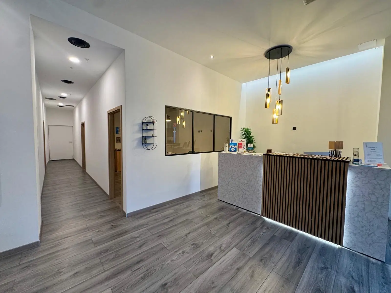 Le comptoir d’accueil de l’agence et son couloir