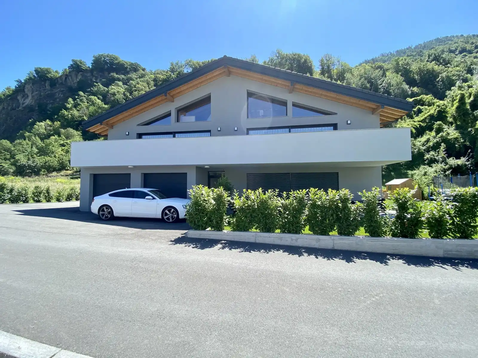 Un duplex contemporain, façade sur rue et couvert à voitures