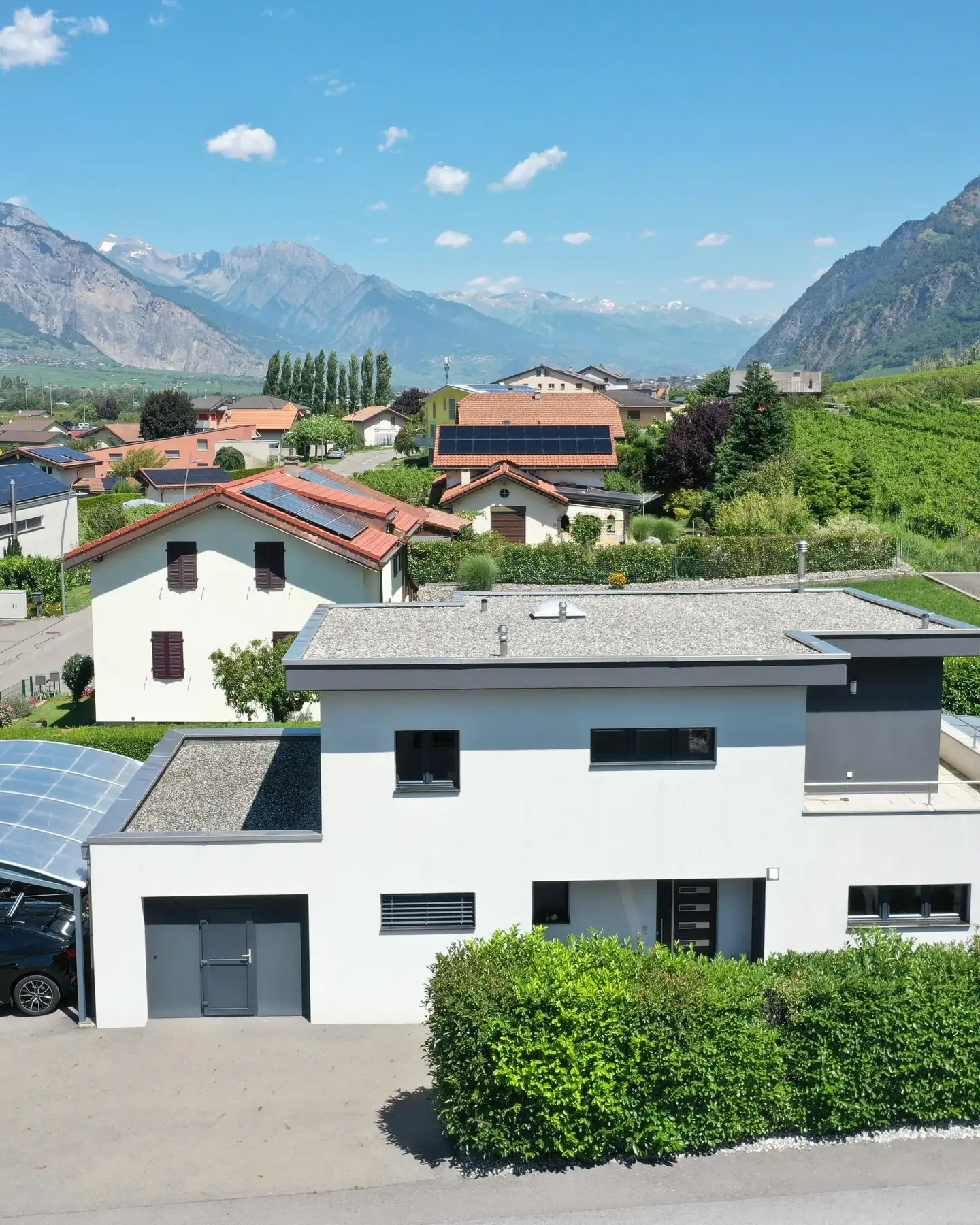 Une villa contemporaine en Valais, ouverte sur la vallée du Rhône